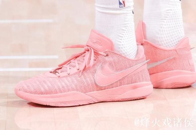 马尔卡宁脚踏粉色Lebron20,狂砍33分16篮板展现绝佳篮板嗅觉 马尔卡宁脚踏粉色Lebron20,狂砍33分16篮板展现绝佳篮板嗅觉